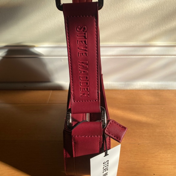 ๐ NEW Red (Cranberry) asymmetrical Steve Madden Hand Bag NWT - Picture 4 of 7